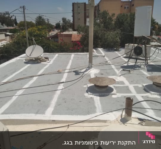 גג אטום עם קווים לבנים לאיטום